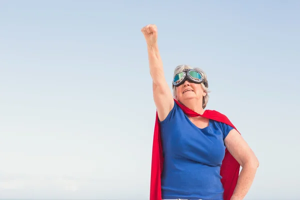 Senior Frau trägt Superwoman Custome — Stockfoto