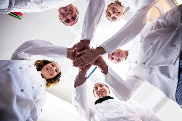 Equipo de chefs poniendo manos juntas —  Fotos de Stock