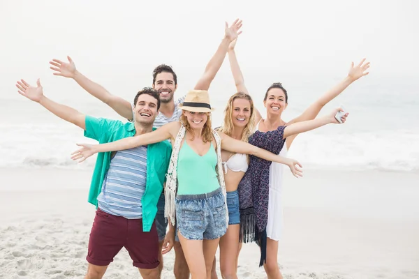 Grupa przyjaciół szczęśliwa stojąc na plaży — Zdjęcie stockowe
