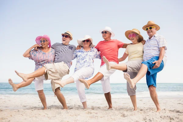 Happy senior vänner dansa — Stockfoto