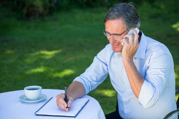 Uomo d'affari che prende appunti — Foto Stock