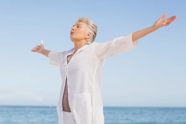 Casual senior vrouw met uitgestrekte armen — Stockfoto