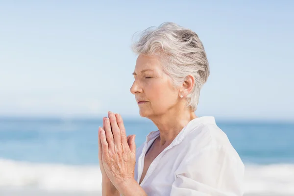 Äldre kvinna gör yoga — Stockfoto