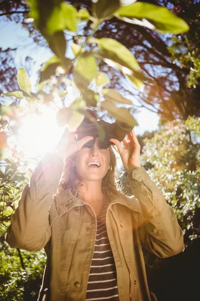Mujer que usa binoculares — Foto de Stock