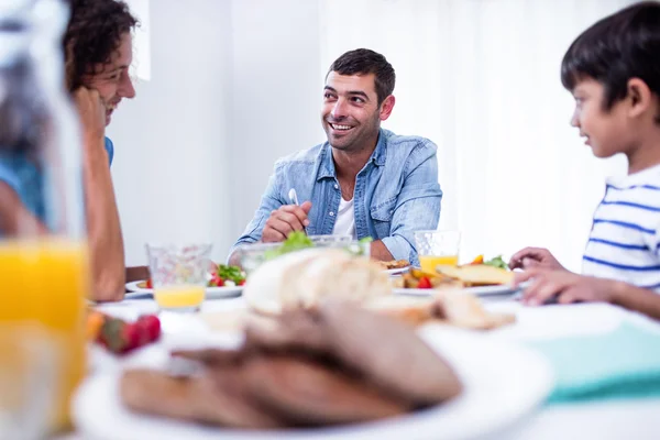 Família sentado na mesa de café da manhã — Fotografia de Stock