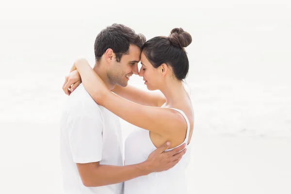 Giovane coppia in piedi faccia a faccia e romanticismo — Foto Stock