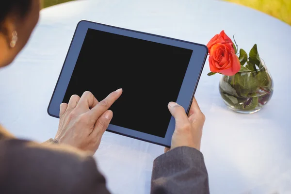 Podnikatelka používající tablet — Stock fotografie