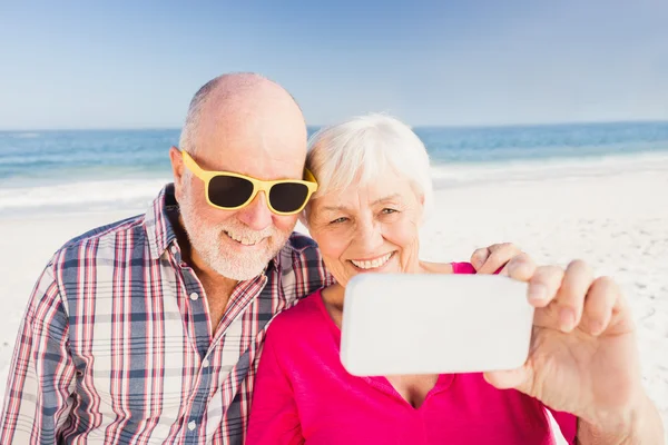 Coppia anziana prendendo selfie — Foto Stock