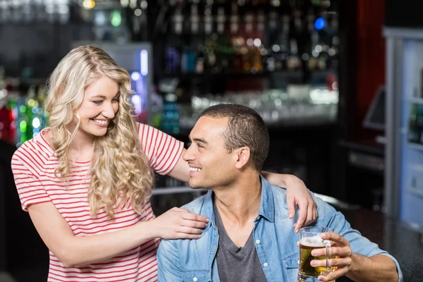 Sorrindo casal tomando uma bebida — Fotografia de Stock