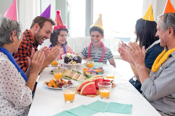 Glückliche Familie feiert Geburtstag — Stockfoto