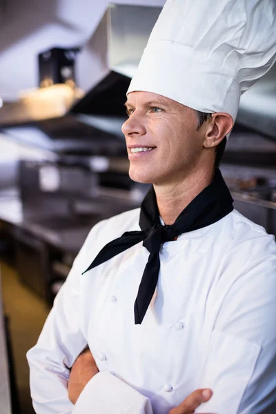 Gelukkig mannelijke chef-kok permanent met gekruiste armen — Stockfoto