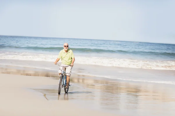 Lächelnder älterer Mann mit Fahrrad — Stockfoto