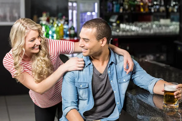 Sorrindo casal tomando uma bebida — Fotografia de Stock