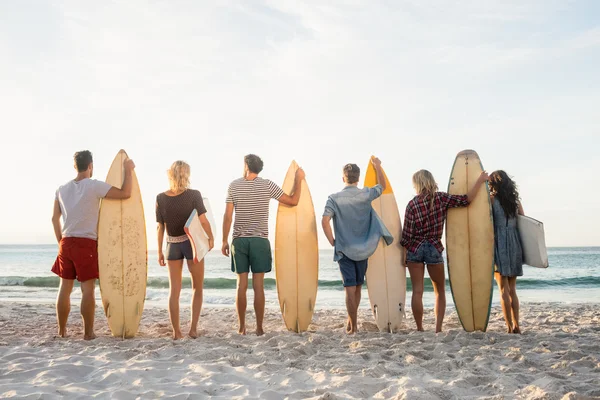 Glückliche Freunde, die mit Surfbrettern Schlange stehen — Stockfoto