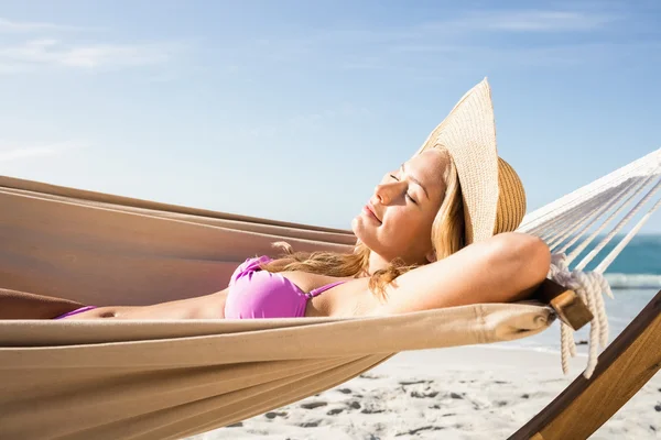 Vrouw liggend in hangmat — Stockfoto