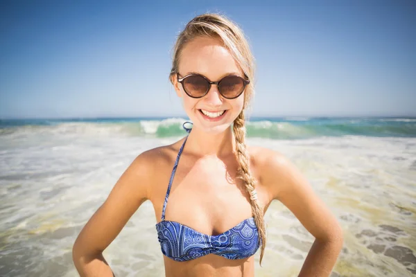 幸福的女人站在海滩上的肖像 — 图库照片