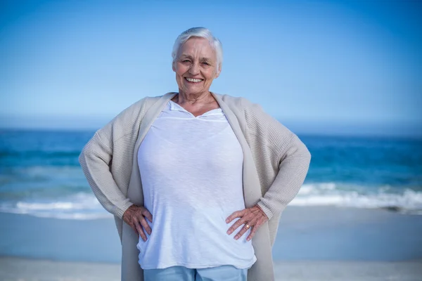 Velmi zralá žena pózuje na pláži — Stock fotografie