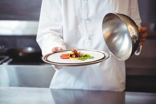 Chef-kok het verhogen van een klok van een schotel — Stockfoto