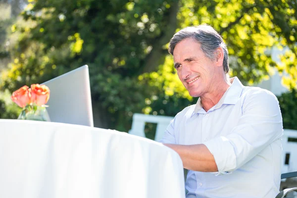 Casual businessman using laptop — Stock Photo, Image