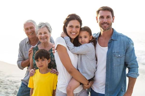 Famiglia felice posa in spiaggia — Foto Stock