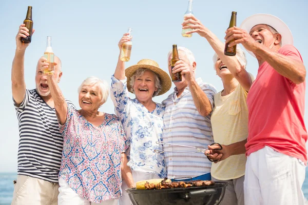 Senioren met barbecue — Stockfoto