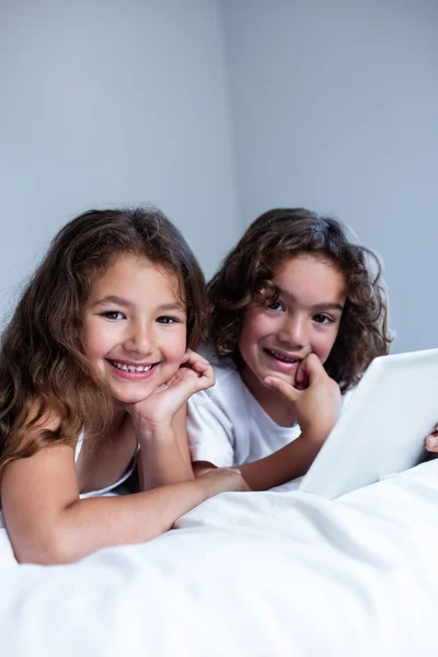 Brother and sister using digital tablet — Stock Photo, Image