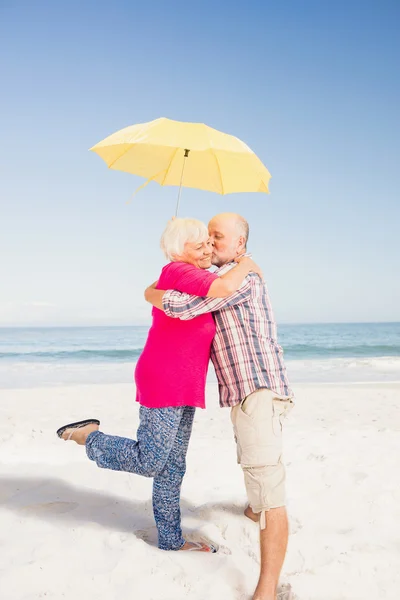 Üst düzey çift öpüşme ve şemsiye tutan — Stok fotoğraf