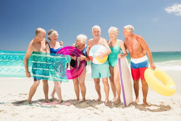 Amici anziani con accessori da spiaggia — Foto Stock