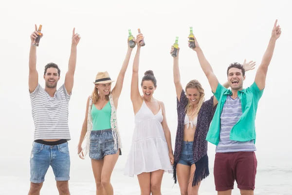 Grupo de amigos sosteniendo botella de cerveza —  Fotos de Stock