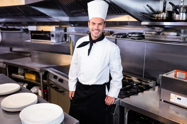 Chef de pé na cozinha — Fotografia de Stock