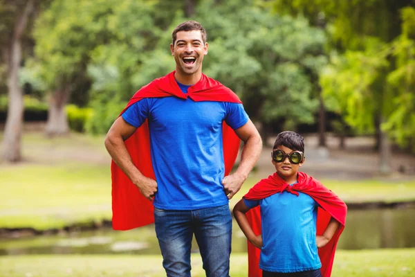 Πατέρας και γιος σε κοστούμι superhero — Φωτογραφία Αρχείου