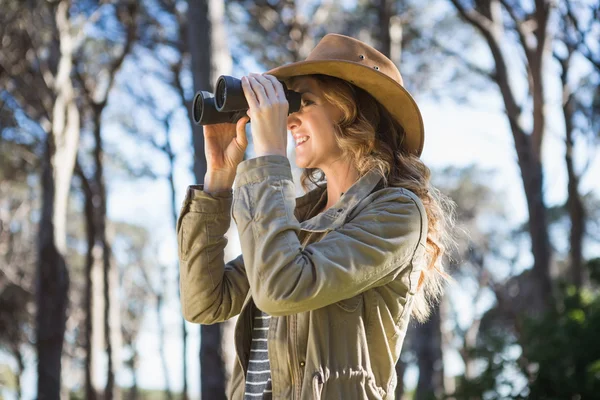 Woman using binoculars — Stock Photo, Image