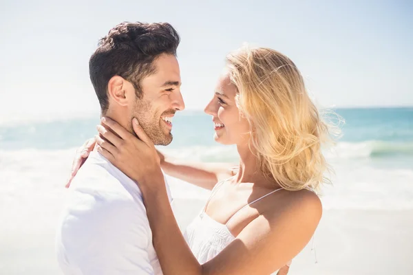 Sorrindo jovem casal abraçando — Fotografia de Stock