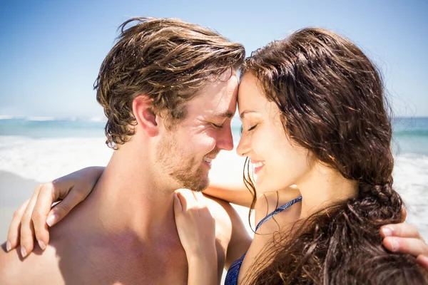 Casal jovem que romancia na praia — Fotografia de Stock