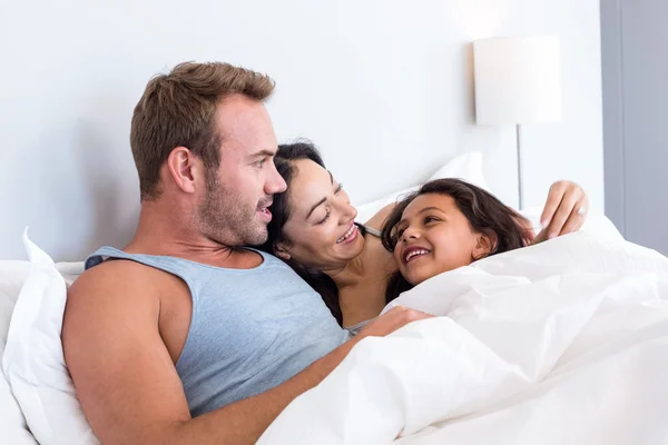 Familia feliz en su dormitorio — Foto de Stock