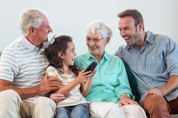 Famiglia felice seduta sul divano — Foto Stock