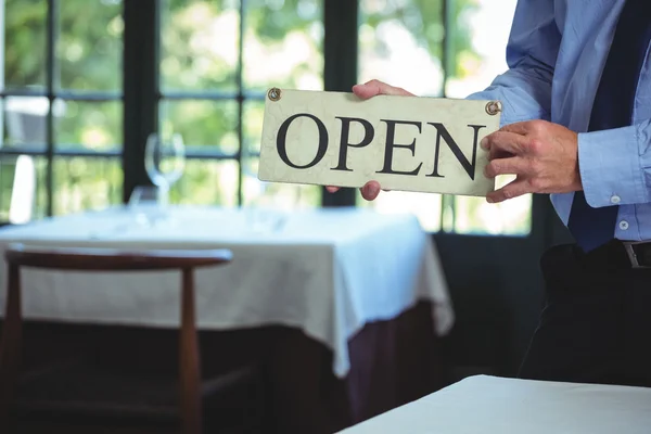 Zakenman bedrijf open teken — Stockfoto