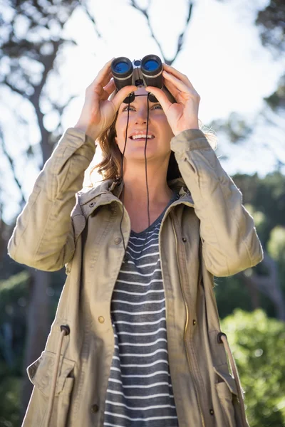 Frau mit Fernglas — Stockfoto