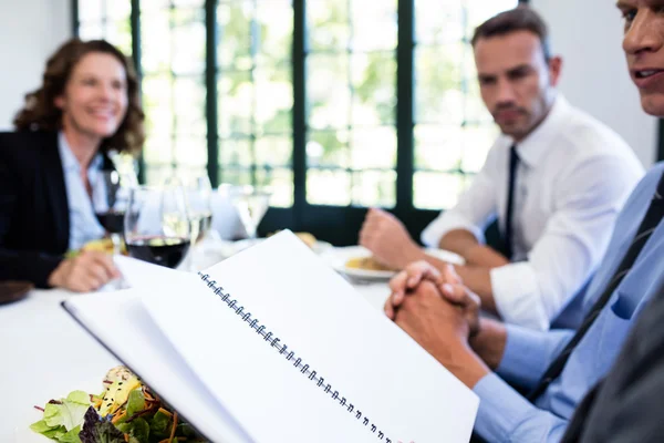 Collega's kijken naar bestand en bespreken — Stockfoto