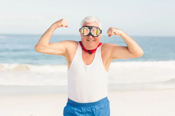 Uomo anziano che finge di essere un supereroe — Foto Stock