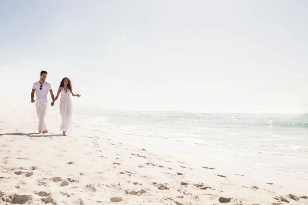 Young couple holding hands — Stock Photo, Image