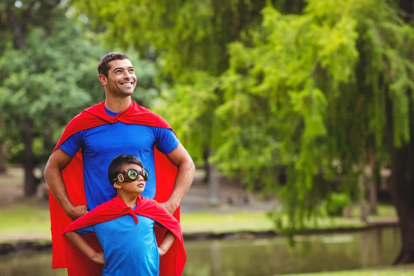 Padre e figlio in costume da supereroe — Foto Stock