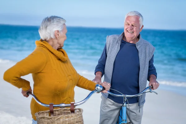 Oudere echtpaar met fietsen — Stockfoto