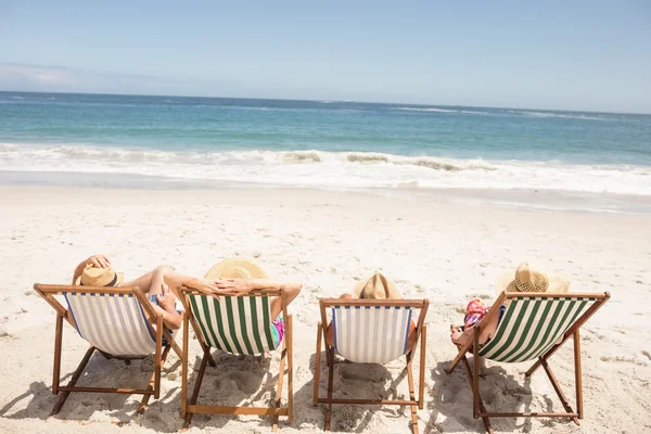 Amigos mayores sentados en silla de playa — Foto de Stock