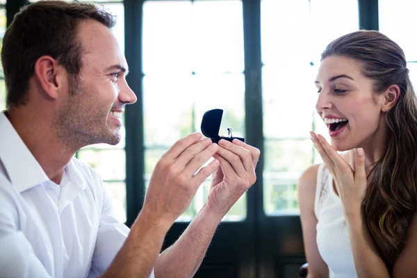 Hombre proponiendo a la mujer anillo de compromiso —  Fotos de Stock