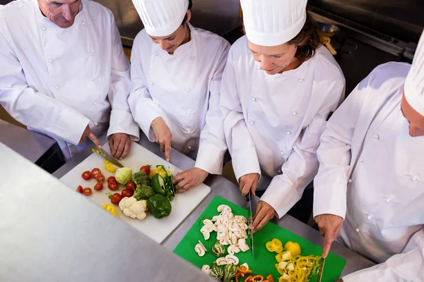 Équipe de chefs hacher des légumes — Photo