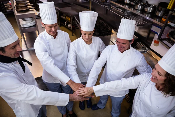 Zespół kucharzy łącząc ręce — Zdjęcie stockowe