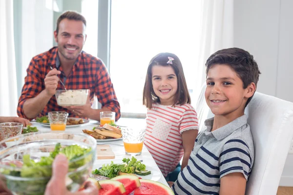 Família feliz tomando café da manhã — Fotografia de Stock