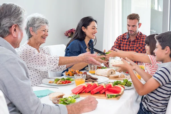 Lycklig familj äter frukost — Stockfoto