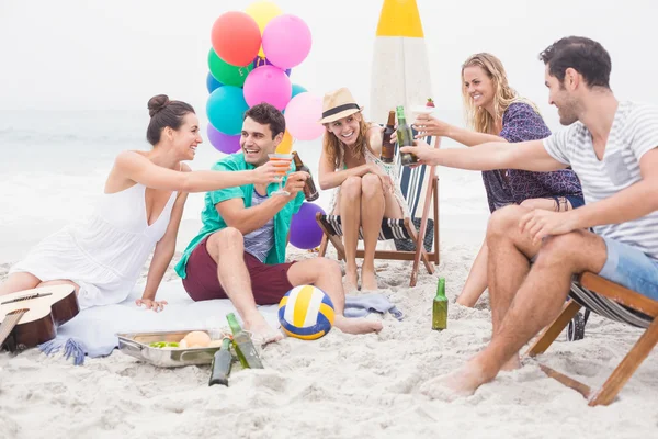 Grupo de amigos brindando botellas de cerveza en la playa —  Fotos de Stock